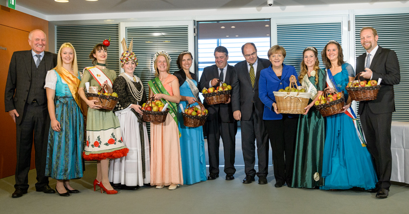 „Vitamine für die Kanzlerin: Deutschlands Apfelköniginnen zu Gast im Kanzleramt”:
