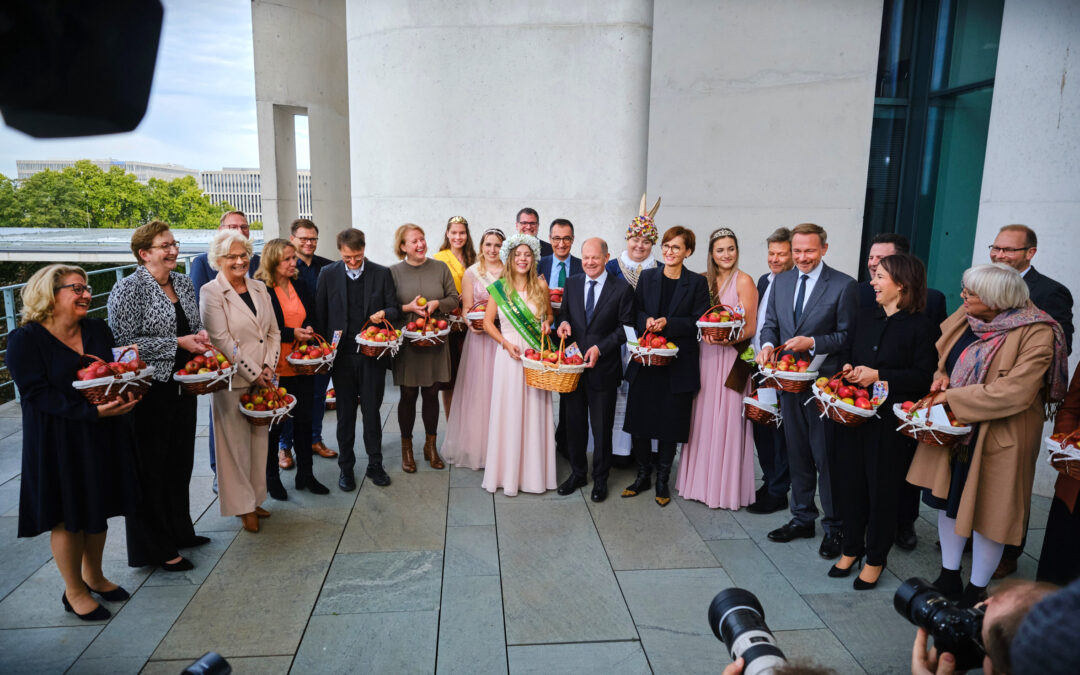 Bundeskanzler Olaf Scholz empfängt Deutschlands Apfelköniginnen zum Apfelkabinett